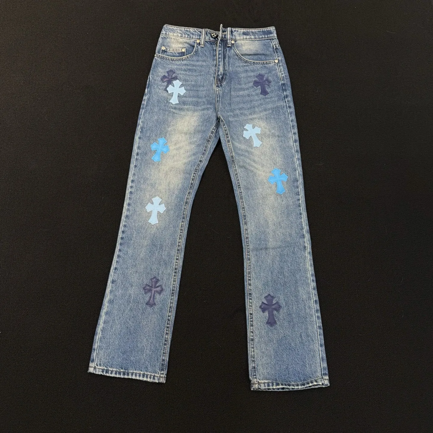 P280 Style number: D379 Chrome hearts CH grams new classic cross patch leather jeans Size: s-XXL (28 30 32 34 36) Color: washed blue Size reference 28 pants length 100 waist circumference 72 30 pants length 101 waist circumference 76 32 pants length 103 waist circumference 80 34 pants length 104 waist circumference 84 36 pants length 106 waist circumference 88